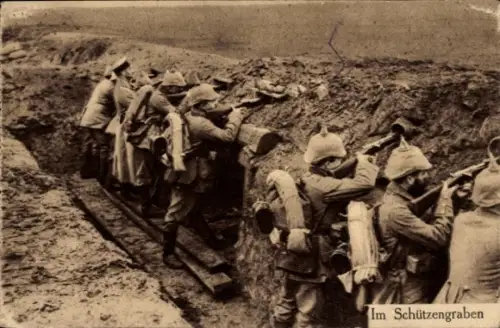 Ak Deutsche Soldaten im Schützengraben, Gewehre, 1. WK