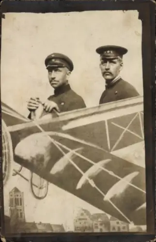 Foto Ak zwei Soldaten in Uniform in einem Flugzeug, Fotomontage