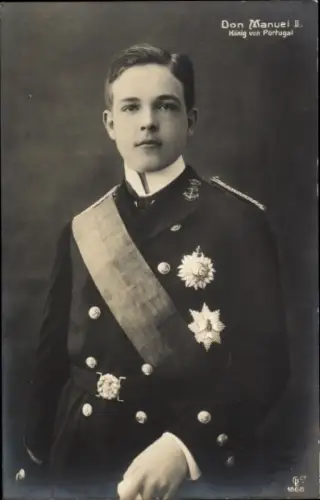 Ak Manuel II., König von Portugal, Portrait in Uniform, Orden