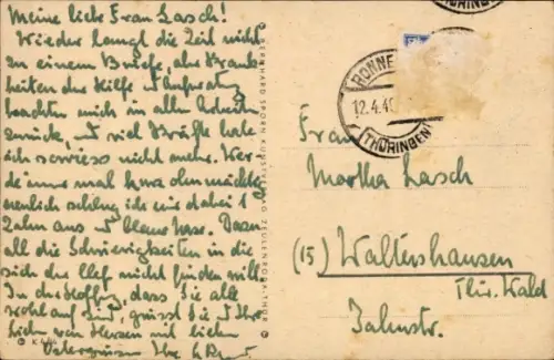 Ak Frohe Ostern, zwei Mädchen, Hasenstall, junge Hasen