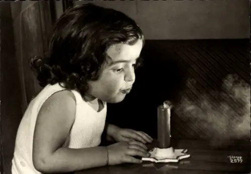 Ak Kleines Mädchen beim Auspusten einer Kerze