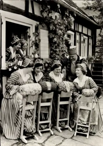 Ak Erzgebirge, Klippelsteig, historische Trachten des 18. Jahrhunderts, Erzgebirgs Ensemble Aue