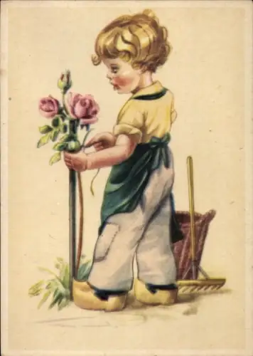 Ak Junge als Gärtner, Blumenpflege, Rosenstamm, Harke