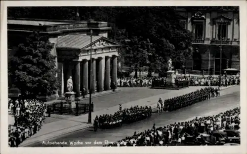 Ak Berlin Mitte, Aufziehende Wache vor dem Ehrenmal