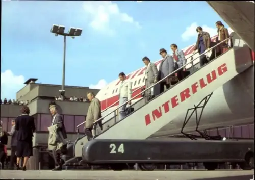 Ak Flughafen Berlin-Schönefeld, Passagiere steigen aus dem Interflug-Flugzeug aus