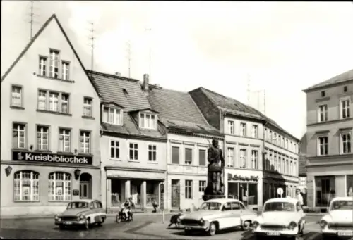Ak Perleberg in der Prignitz, Kreisbibliothek, Straßenansicht, Autos, Statue