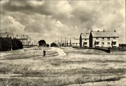 Ak Dabel in Mecklenburg, Landschaft mit Wohnhäusern, Himmel mit Wolken, Radfahrer, Wiese