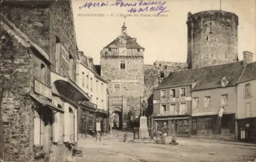 Ak Bricquebec Manche, Altes Stadtbild, berühmtes Schloss, alte Gebäude,  von Bricquebec