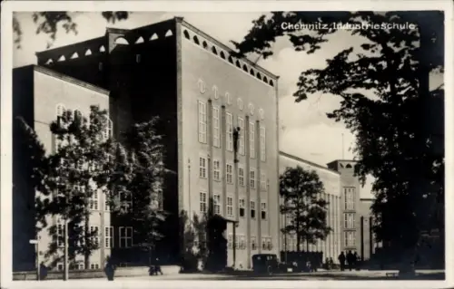 Ak Chemnitz in Sachsen, Vorderansicht der Industrieschule, Bäume, Straßenansicht, alte 