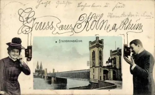Ak Köln am Rhein, Vorderseite mit Eisenbahnbrücke, Personen mit Telefon, Köln.
