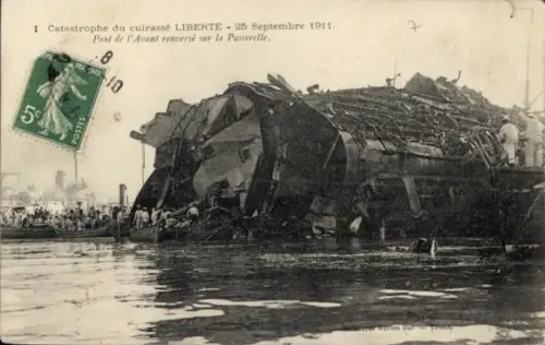 CPA Catastrophe du cuirassé Liberte, 25 Septembre 1911, Pont de l'Avant renversé sur la Passerelle