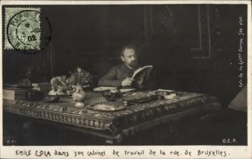 Ak Schriftsteller Emile Zola in seinem Arbeitszimmer in der Rue de Bruxelles, Portrait
