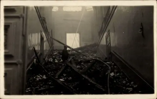 Foto Ak Flandern?, Kriegszerstörung, Trümmer im Treppenhaus eines Gebäudes