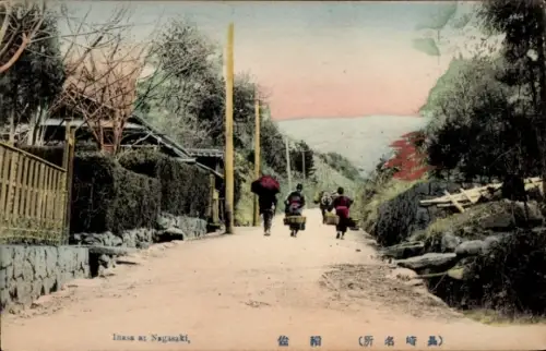 Ak Nagasaki Präfektur Nagasaki Japan, Landschaftsaufnahme, Menschen mit Regenschirmen, Weg, Bäume