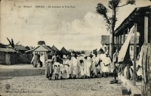 Ak Dakar Senegal, Menschenmenge, traditionelle Kleidung, Tam-Tam, Straße, Bäume