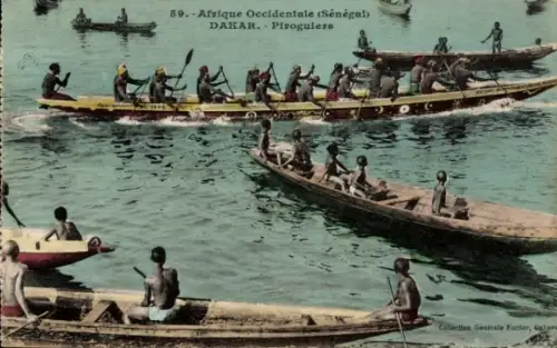 Ak Dakar Senegal, Pirogues auf dem Wasser, Menschen in Booten, bunte Boote, westafrikanische Szen