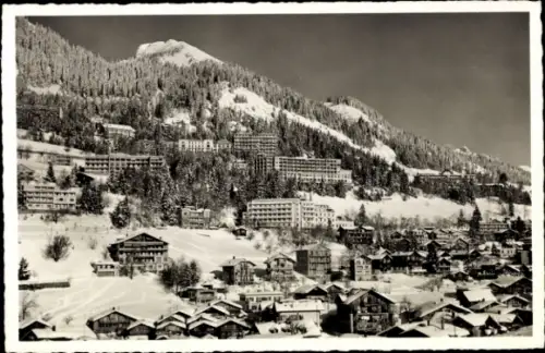 Ak Leysin Kanton Waadt, Schneebedeckte Berge,  zahlreiche Gebäude, Winterlandschaft