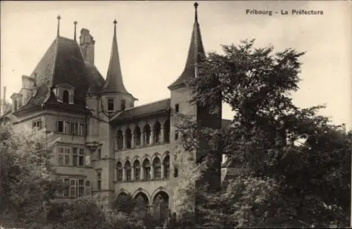 Ak Fribourg Freiburg Stadt Schweiz, Fribourg - La Préfecture, Gebäude mit Türmen, Bäume im Vorder