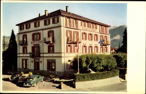 Ak Seewen Kanton Schwyz, Hotel Schwyzerhof,  zwei Autos, Berglandschaft im Hintergrund