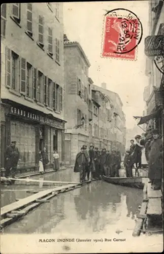 Ak Mâcon Saône-et-Loire, Straße mit Wasser, Menschen in n Kleidern, Poststempel, Januar 1910