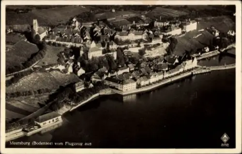 Ak Meersburg am Bodensee, Luftaufnahme von  Bodensee, Wasser, Häuser, Landschaft