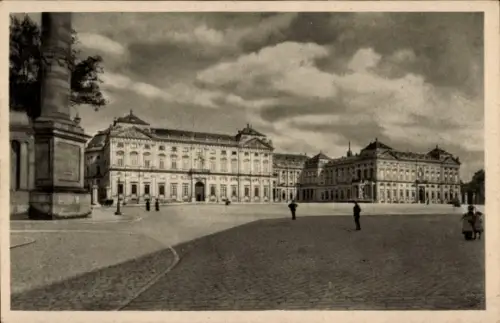Ak Würzburg am Main Unterfranken, Würzburg Residenz,  Gebäude, Menschen auf dem Platz