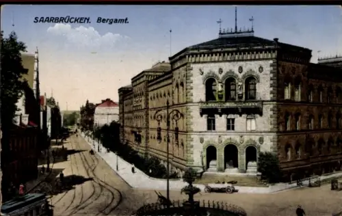 Ak Saarbrücken im Saarland, SAARBRÜCKEN, Bergamt, Straßenansicht, alte Autos