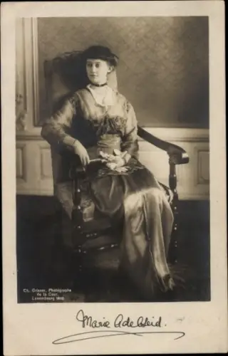 Ak Großherzogin Marie Adelheid von Luxemburg, Sitzportrait, Signatur