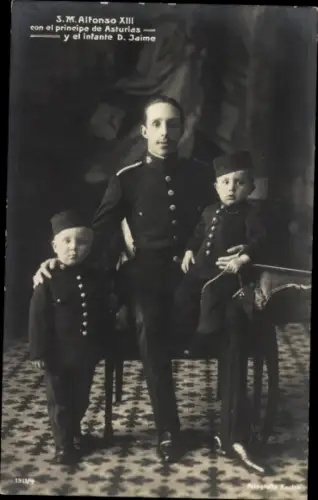 Ak Alfons XIII., König von Spanien mit Kindern