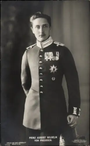 Ak August Wilhelm Prinz von Preußen, Standportrait, Uniform