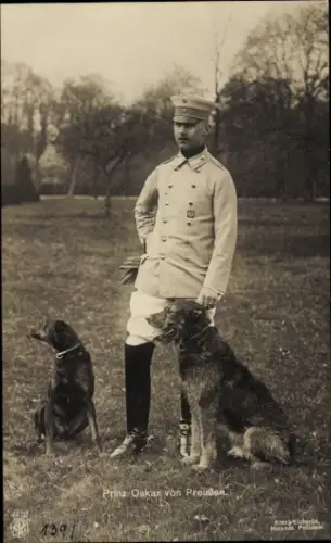Ak Prinz Oskar von Preußen, Portrait in Uniform, Hunde