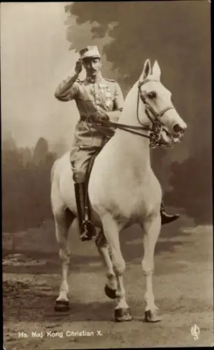 Ak König Christian X von Dänemark zu Pferd, Uniform