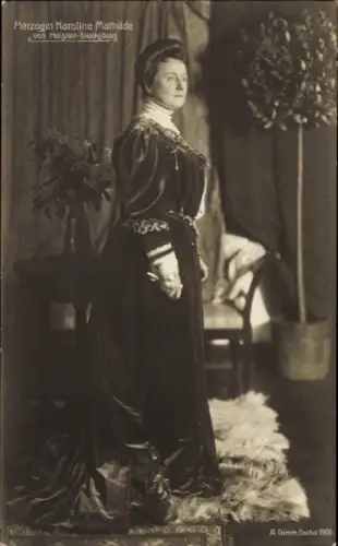 Ak Herzogin Karoline Mathilde von Holstein Glücksburg, Standportrait