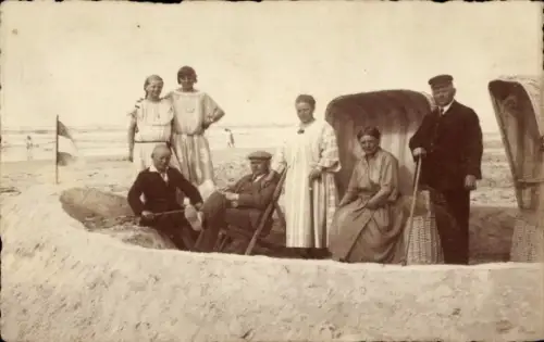 Foto Ak Nordseebad Wangerooge, Badegäste am Strand, Gruppenbild, Sandburg, Strandkörbe