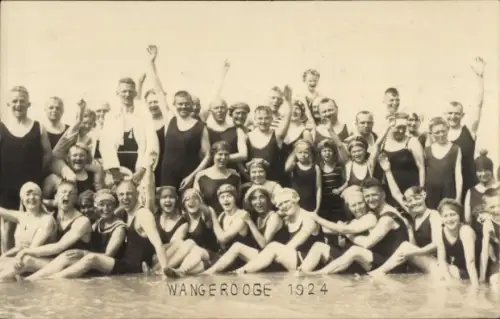 Foto Ak Nordseebad Wangerooge, Badegäste in Bademoden am Strand, Gruppenbild 1924