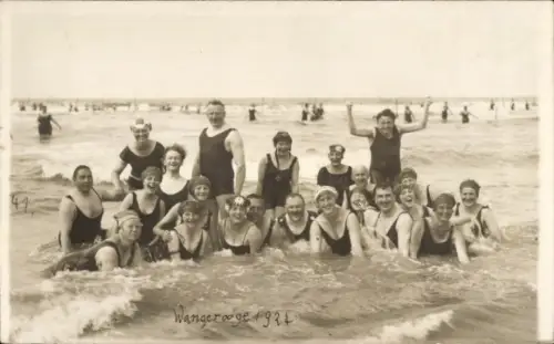 Foto Ak Nordseebad Wangerooge, Badegäste in Bademoden am Strand, 1924