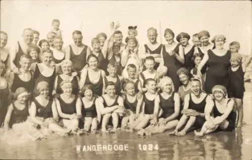 Foto Ak Nordseebad Wangerooge, Badegäste in Bademoden am Strand, Gruppenbild, 1924