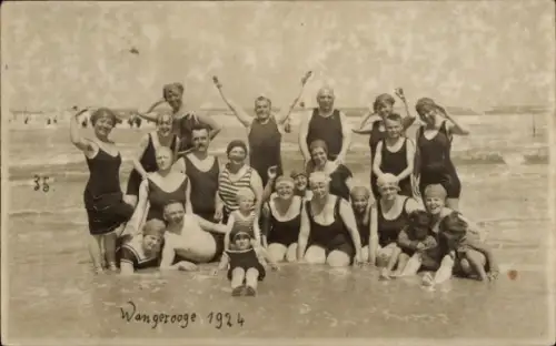 Foto Ak Nordseebad Wangerooge, Badegäste in Bademoden am Strand, Gruppenbild, 5. Juli 1924