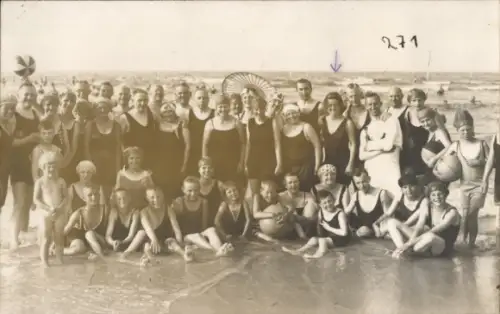Foto Ak Nordseebad Wangerooge, Badegäste in Bademoden am Strand, Gruppenbild 1925