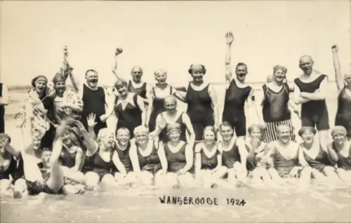 Foto Ak Nordseebad Wangerooge, Badegäste in Bademoden am Strand, Gruppenbild 1924