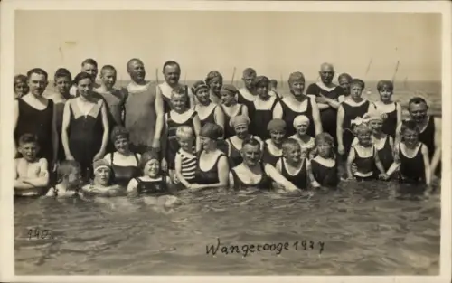 Foto Ak Nordseebad Wangerooge, Badegäste in Bademoden am Strand, Gruppenbild 1927