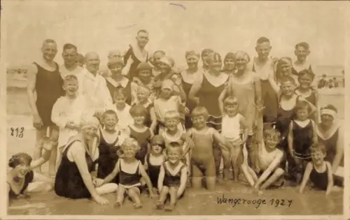 Foto Ak Nordseebad Wangerooge, Badegäste in Bademoden am Strand, Gruppenbild, Kinder, 1927