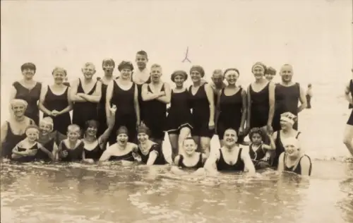Foto Ak Nordseebad Wangerooge, Badegäste in Bademoden am Strand, Gruppenbild 1925, Lilli Wilken