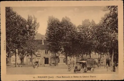 CPA Vaux-sur-Poligny Jura, Place Nationale et Statue du Général Travot