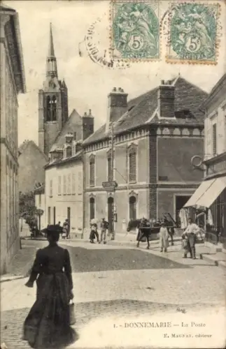 Ak Donnemarie en Montois Seine et Marne,  Dorfstraße, Kirchturm,  Gebäude, Spaziergänger