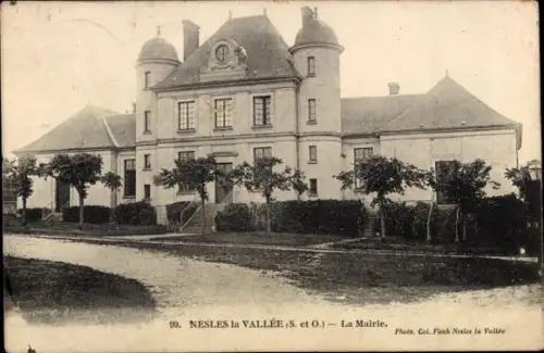 Ak Nesles la Vallée Val-d'Oise, Rathausgebäude, Bäume im Vordergrund,  