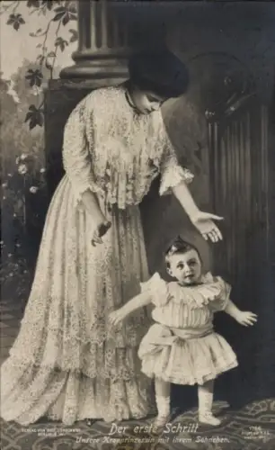 Ak Der erste Schritt, Kronprinzessin Cecilie von Preußen, Prinz Wilhelm, Liersch 1766
