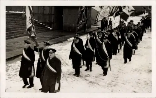Foto Ak Leipzig, Marschierende Männer in Uniform, Standarte, Fahnen