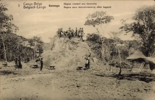 Ganzsachen Ak Katanga DR Kongo Zaire, Negres nivelant une termitiere