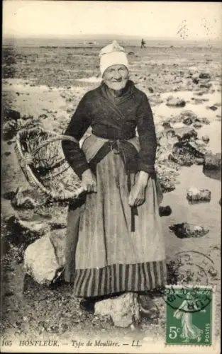 Ak Frau in französischer Tracht, Korb, Strand